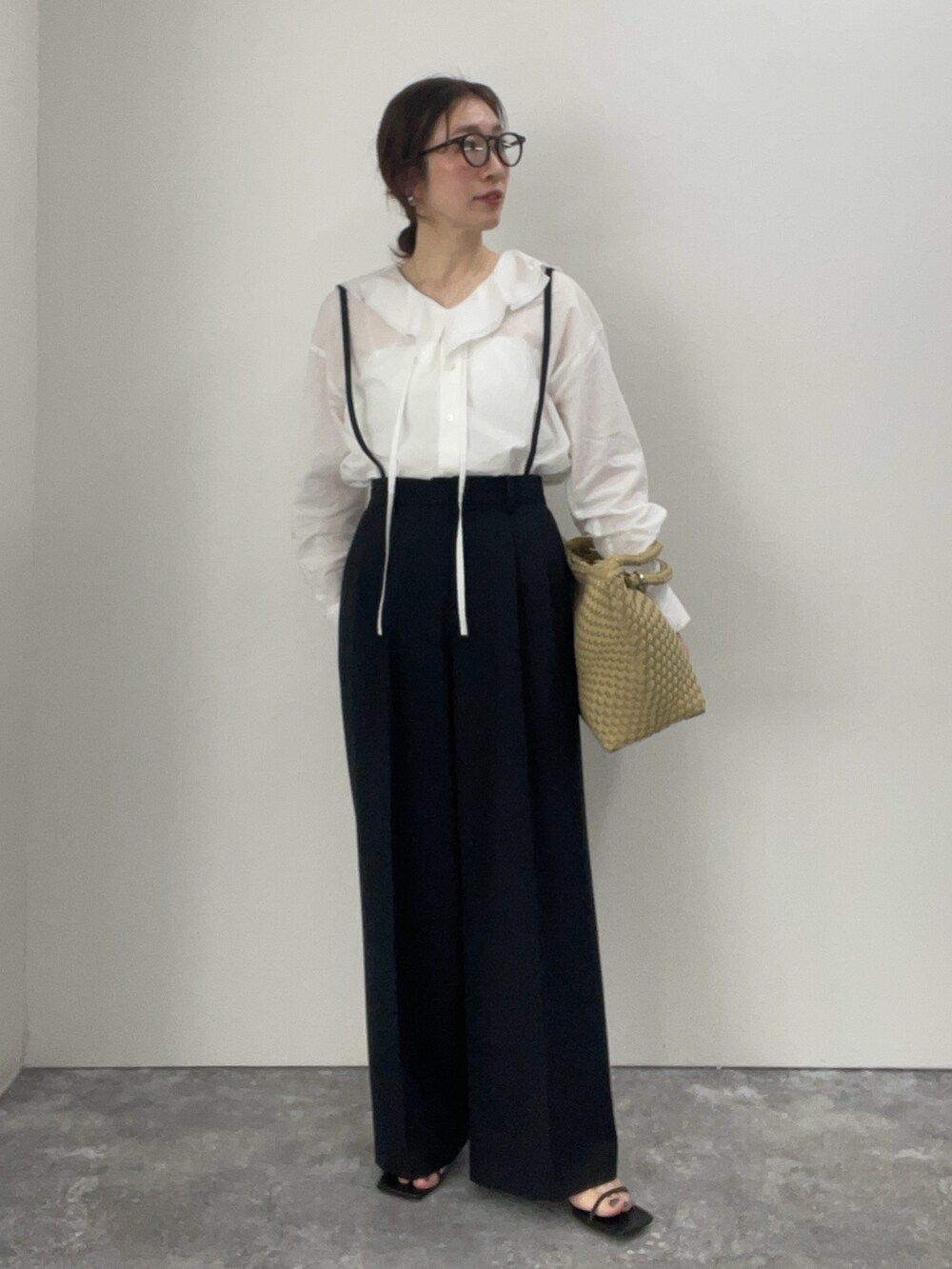 ホワイト系のシャツ/ブラウス、ブラック系のその他パンツ、ベージュ系のトートバッグを着用したレディースの冬コーディネートの10枚目の写真