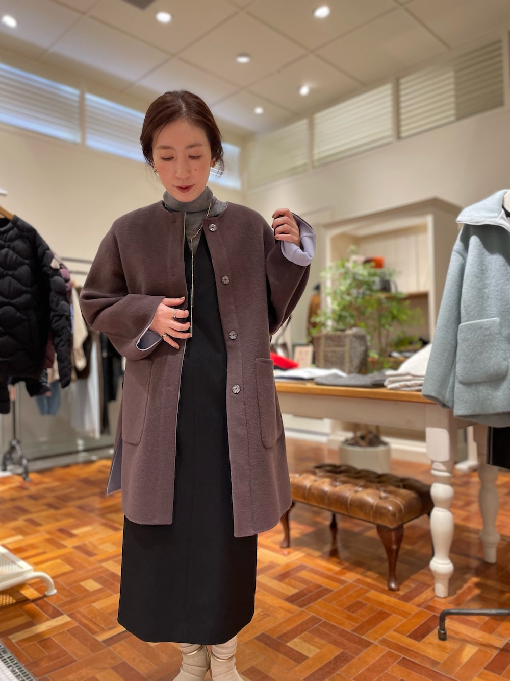 ブラック系のワンピース、グレー系のニット/セーター、ベージュ系のショルダーバッグを着用したレディースの冬コーディネートの10枚目の写真