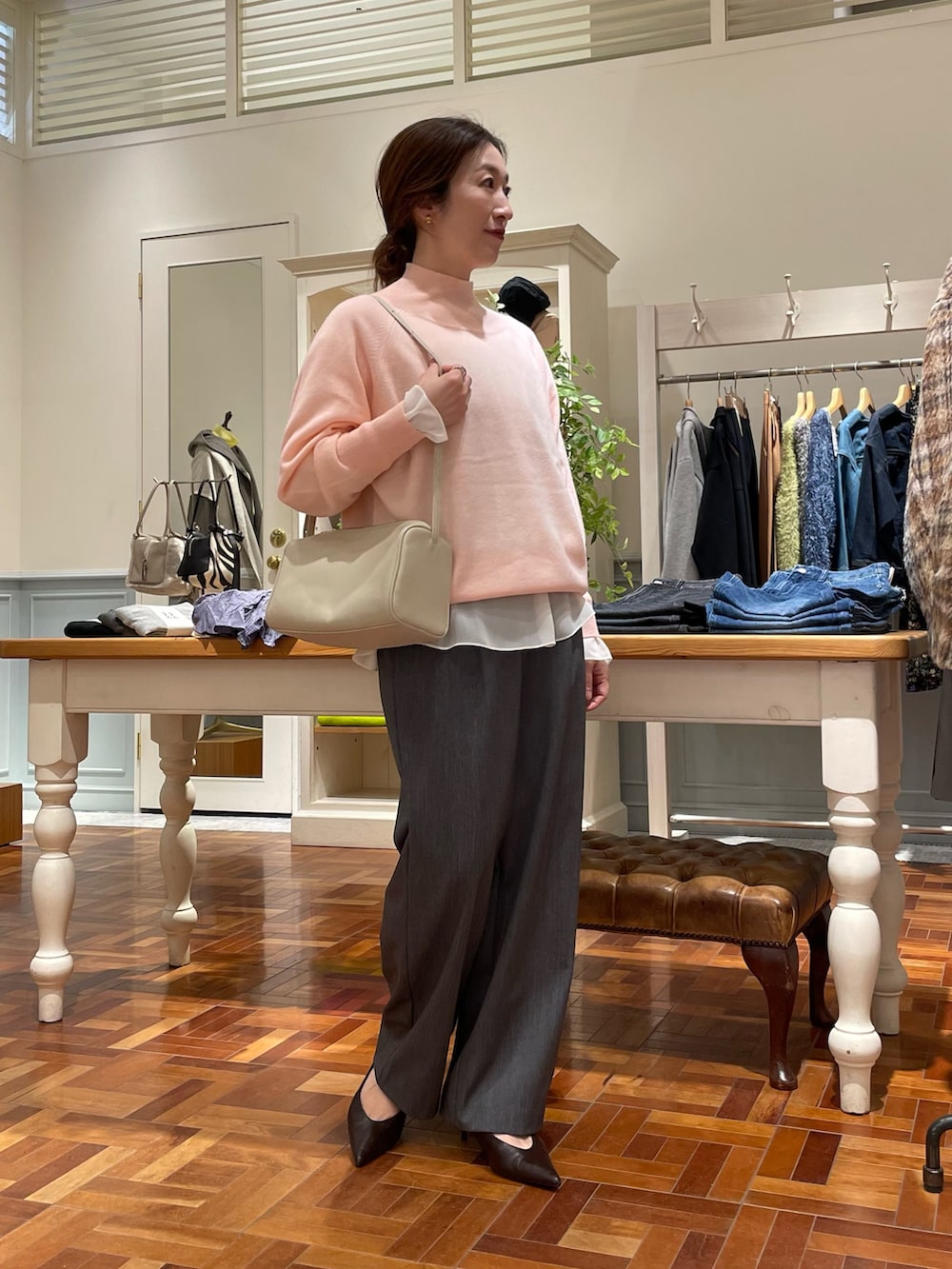 ピンク系のニット/セーター、ホワイト系のショルダーバッグ、ホワイト系のシャツ/ブラウスを着用したレディースの冬コーディネートの4枚目の写真