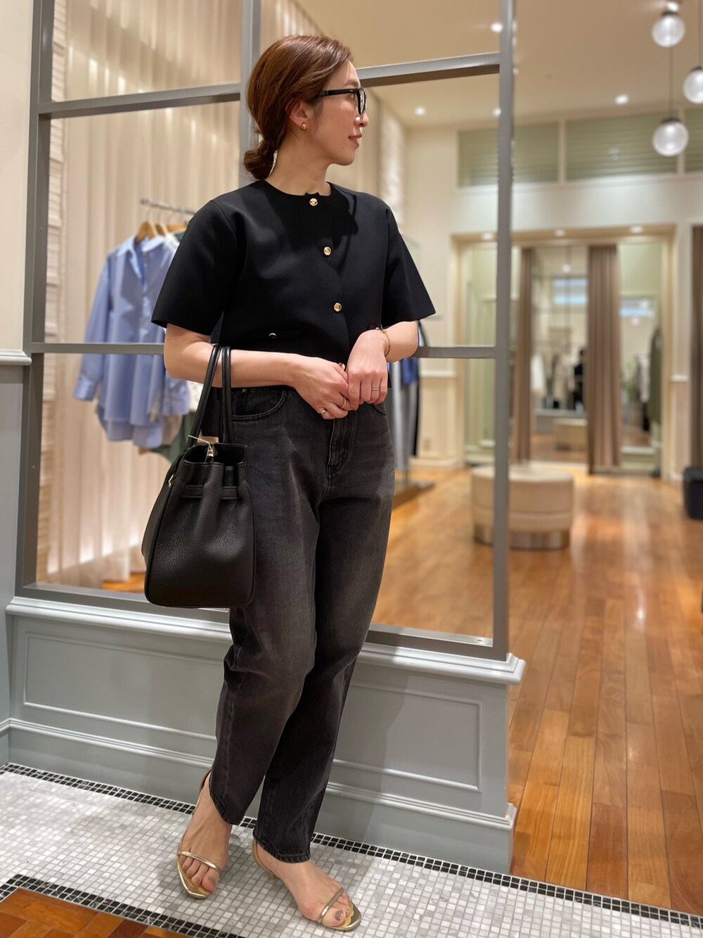 「ニットジャケット、ノーカラージャケット、クラシカル、春コーデ、春夏コーデ、春服、モノトーン、モノトーンコーデ、大人かわいい、大人カジュアル、ママコーデ、デニム、ブラックデニム、ブラックコーデ、NOLLEY'S」｜「NOLLEY’Sのボストンメガネ（メガネ、ブラック系）」を使った、yuko yamaguchiさん（レディース・158cm）の春コーディネートの9枚目の写真