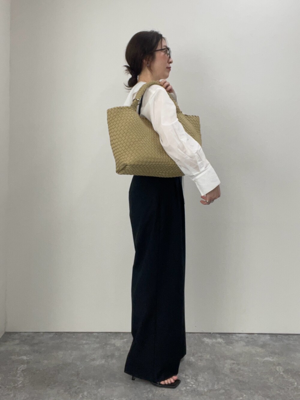 ホワイト系のシャツ/ブラウス、ブラック系のその他パンツ、ベージュ系のトートバッグを着用したレディースの冬コーディネートの5枚目の写真