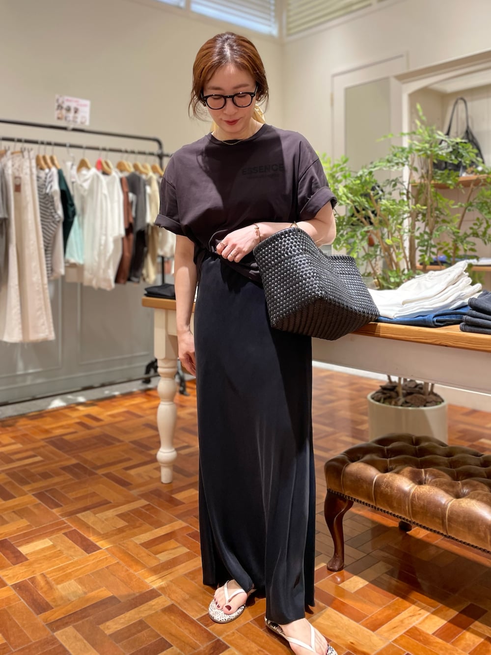 「大人カジュアル、大人コーデ、大人女子、大人かわいい、カジュアルコーデ、カジュアル、カジュアルスタイル、ノーリーズ、Tシャツ、ナロースカート、ロングスカート、マキシスカート、モノトーン、モノトーンコーデ」｜「NOLLEY’SのESSENCE Tシャツ（Tシャツ/カットソー、グレー系）」を使った、yuko yamaguchiさん（レディース・158cm）の夏コーディネートの2枚目の写真