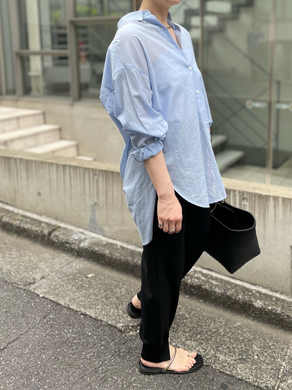 「ブルーシャツ、ブルー、シアートップス、シアー、シアーシャツ、ジョガーパンツ、ノーリーズ、大人カジュアル、大人コーデ、大人、大人女子、夏、初夏コーデ」｜「NOLLEY’Sの◇【WEB限定】MY STANDARD シアーシャツ（シャツ/ブラウス、ブルー系）」を使った、yuko yamaguchiさん（レディース・158cm）の春コーディネートの7枚目の写真