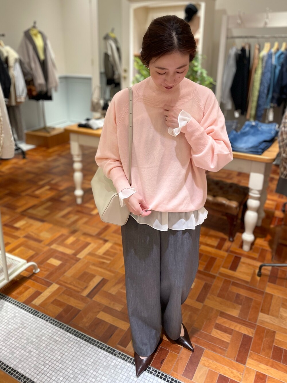 ピンク系のニット/セーター、ホワイト系のショルダーバッグ、ホワイト系のシャツ/ブラウスを着用したレディースの冬コーディネートの5枚目の写真