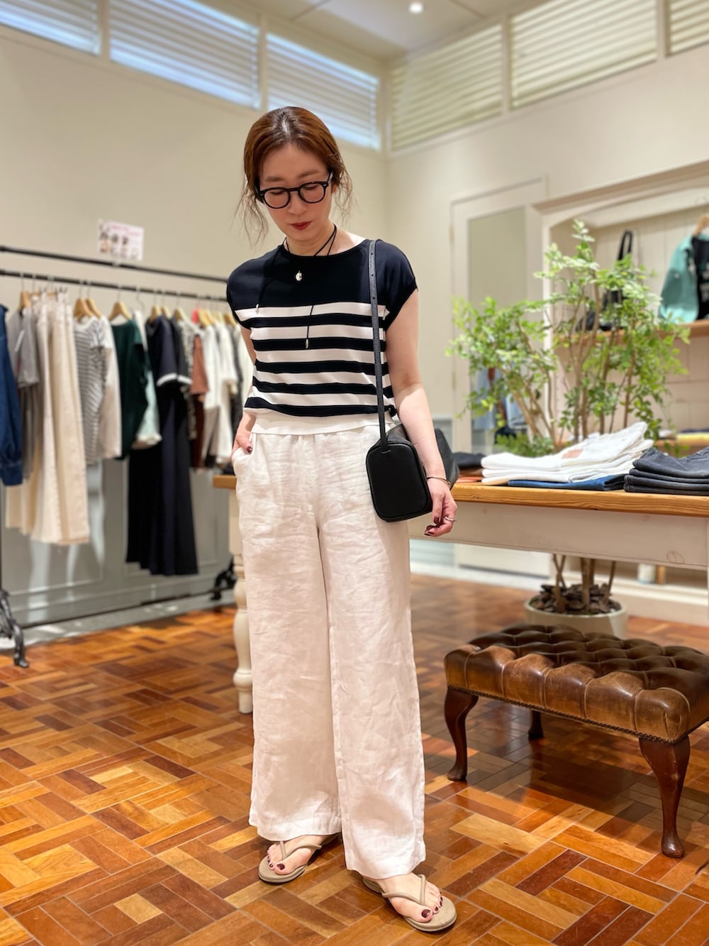 「モノトーン、モノトーンコーデ、リネン、リネンパンツ、大人カジュアル、大人コーデ、大人女子、大人かわいい、パンツスタイル、パンツ、パンツコーデ、夏、旅行、旅行コーデ、リラックススタイル」｜「NOLLEY’Sのニュアンスプレートネックレス（ネックレス、シルバー系）」を使った、yuko yamaguchiさん（レディース・158cm）の夏コーディネートの2枚目の写真