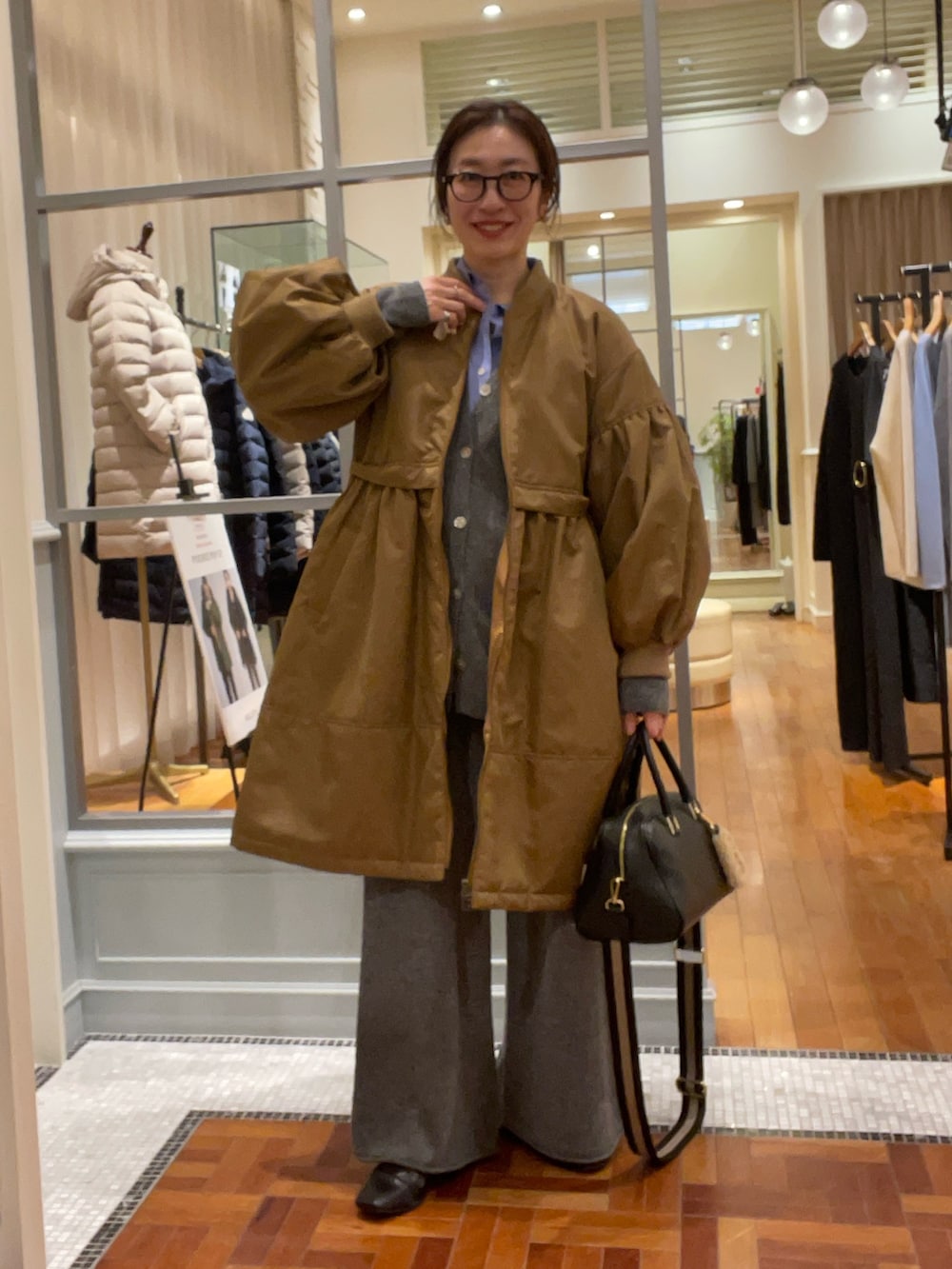 イエロー系のその他アウター、ブルー系のシャツ/ブラウス、グレー系のカーディガン/ボレロを着用したレディースの冬コーディネートの4枚目の写真