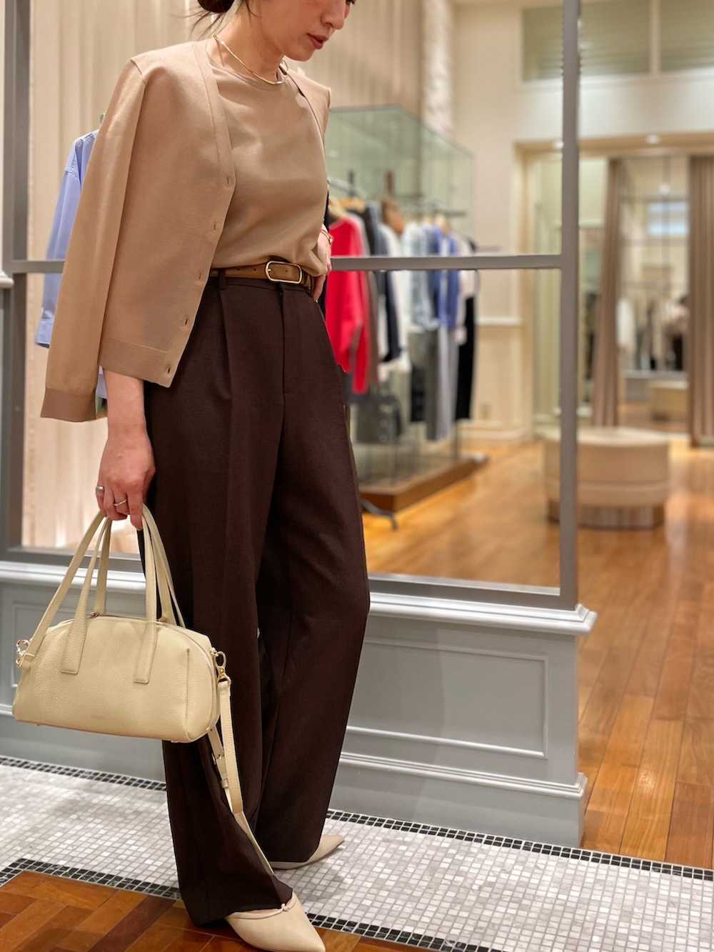 「アンサンブル、シアートップス、シアー、通勤コーデ、上品、きれいめ、キレイめ、大人コーデ、大人女子、ブラウンコーデ、ブラウン、ブラウンパンツ、着痩せ・細見え、NOLLEY'S、オフィスカジュアル」｜「NOLLEY’Sの【grace grace/グラスグラス】【WEB STAFF恵☆別注アイテム】プレーンチョーカー（チョーカー、ゴールド系）」を使った、yuko yamaguchiさん（レディース・158cm）の春コーディネートの5枚目の写真