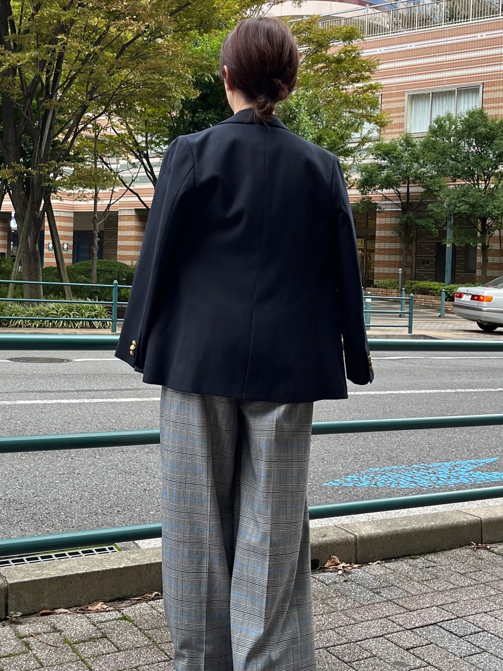 「紺ブレ、ジャケット、ジャケットスタイル、ジャケットコーデ、サックスブルー、シンプルスタイル、オトナ女子、きれいめコーデ、パンツコーデ、ノーリーズ」｜「NOLLEY’Sの淡水パールネックレス（ネックレス、ホワイト系）」を使った、yuko yamaguchiさん（レディース・158cm）の冬コーディネートの5枚目の写真