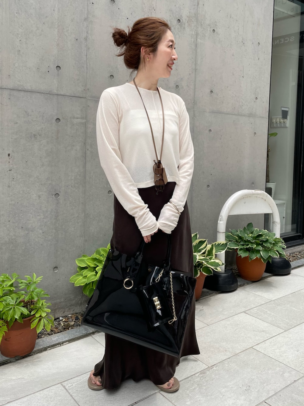 「大人カジュアル、大人コーデ、大人女子、サテンスカート、ロングスカート、マキシスカート、ブラウン、リラックススタイル、スタイルアップ、夏、夏コーデ、PVC、旅行、旅行コーデ」|「NOLLEY’Sの《アンサンブル対応》シアーワッフル2WAYカーディガン(カーディガン/ボレロ、ホワイト系)」を使った、yuko yamaguchiさん(レディース・158cm)の夏コーディネートの3枚目の写真