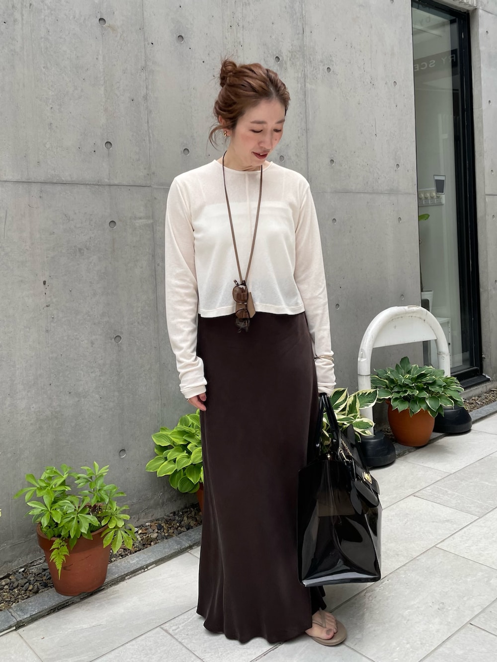 「大人カジュアル、大人コーデ、大人女子、サテンスカート、ロングスカート、マキシスカート、ブラウン、リラックススタイル、スタイルアップ、夏、夏コーデ、PVC、旅行、旅行コーデ」|「NOLLEY’Sの《アンサンブル対応》シアーワッフル2WAYカーディガン(カーディガン/ボレロ、ホワイト系)」を使った、yuko yamaguchiさん(レディース・158cm)の夏コーディネートの2枚目の写真
