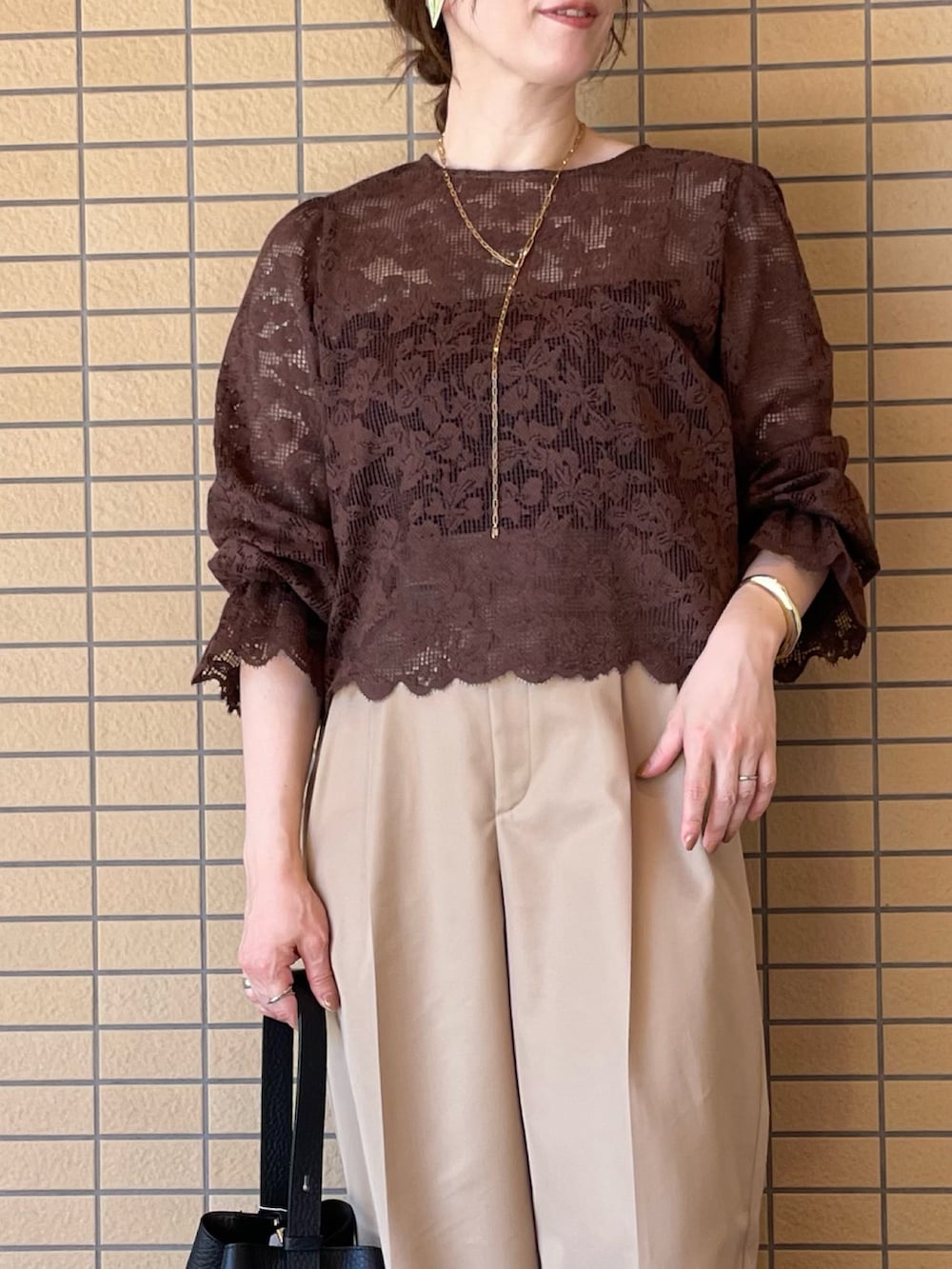 ブラウン系のシャツ/ブラウス、ベージュ系のその他パンツ、ブラック系のショルダーバッグを着用したレディースの秋コーディネートの3枚目の写真