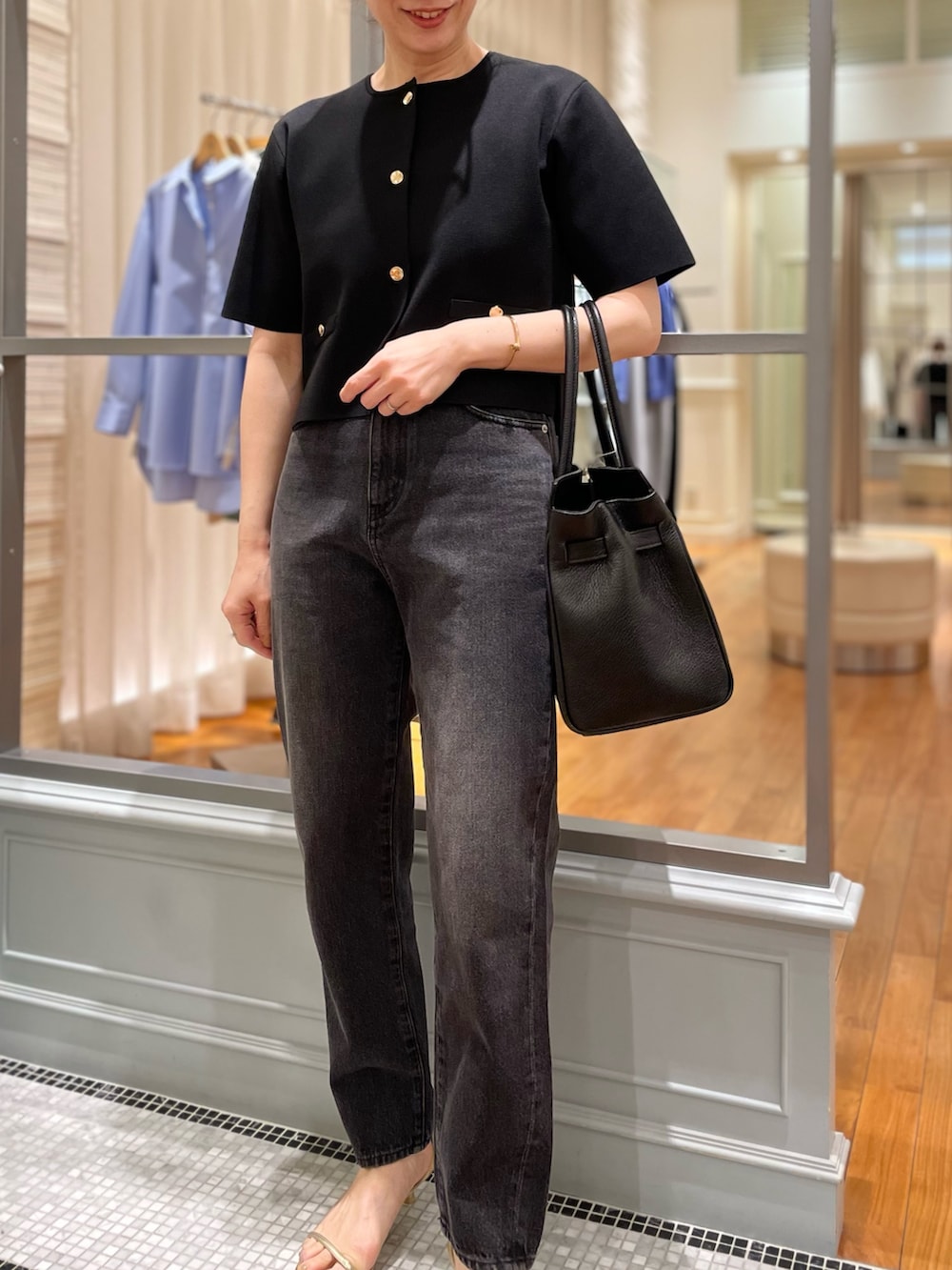 「ニットジャケット、ノーカラージャケット、クラシカル、春コーデ、春夏コーデ、春服、モノトーン、モノトーンコーデ、大人かわいい、大人カジュアル、ママコーデ、デニム、ブラックデニム、ブラックコーデ、NOLLEY'S」｜「NOLLEY’Sのボストンメガネ（メガネ、ブラック系）」を使った、yuko yamaguchiさん（レディース・158cm）の春コーディネートの8枚目の写真