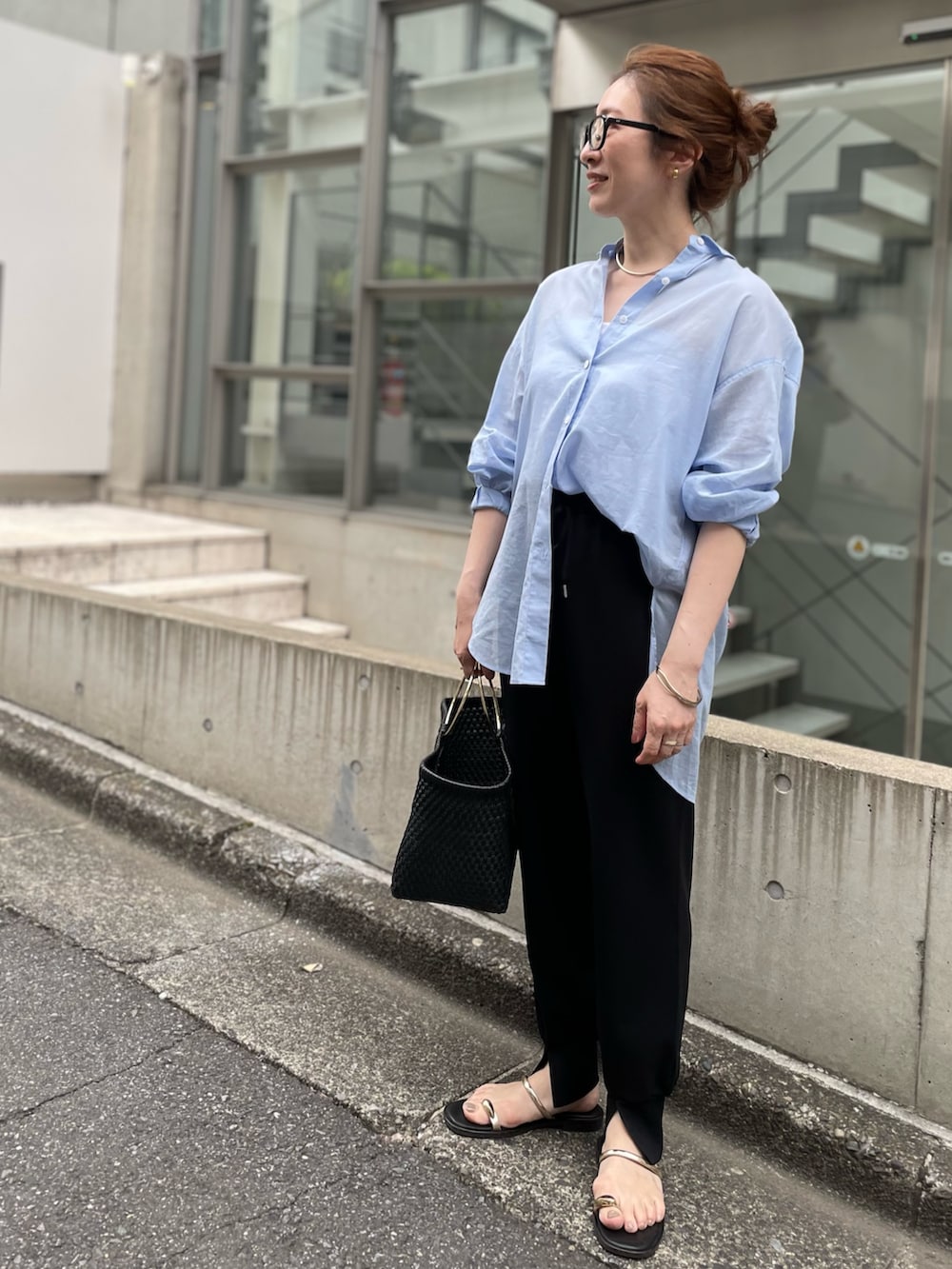 「ブルーシャツ、ブルー、シアートップス、シアー、シアーシャツ、ジョガーパンツ、ノーリーズ、大人カジュアル、大人コーデ、大人、大人女子、夏、初夏コーデ」｜「NOLLEY’Sの◇【WEB限定】MY STANDARD シアーシャツ（シャツ/ブラウス、ブルー系）」を使った、yuko yamaguchiさん（レディース・158cm）の春コーディネートの4枚目の写真