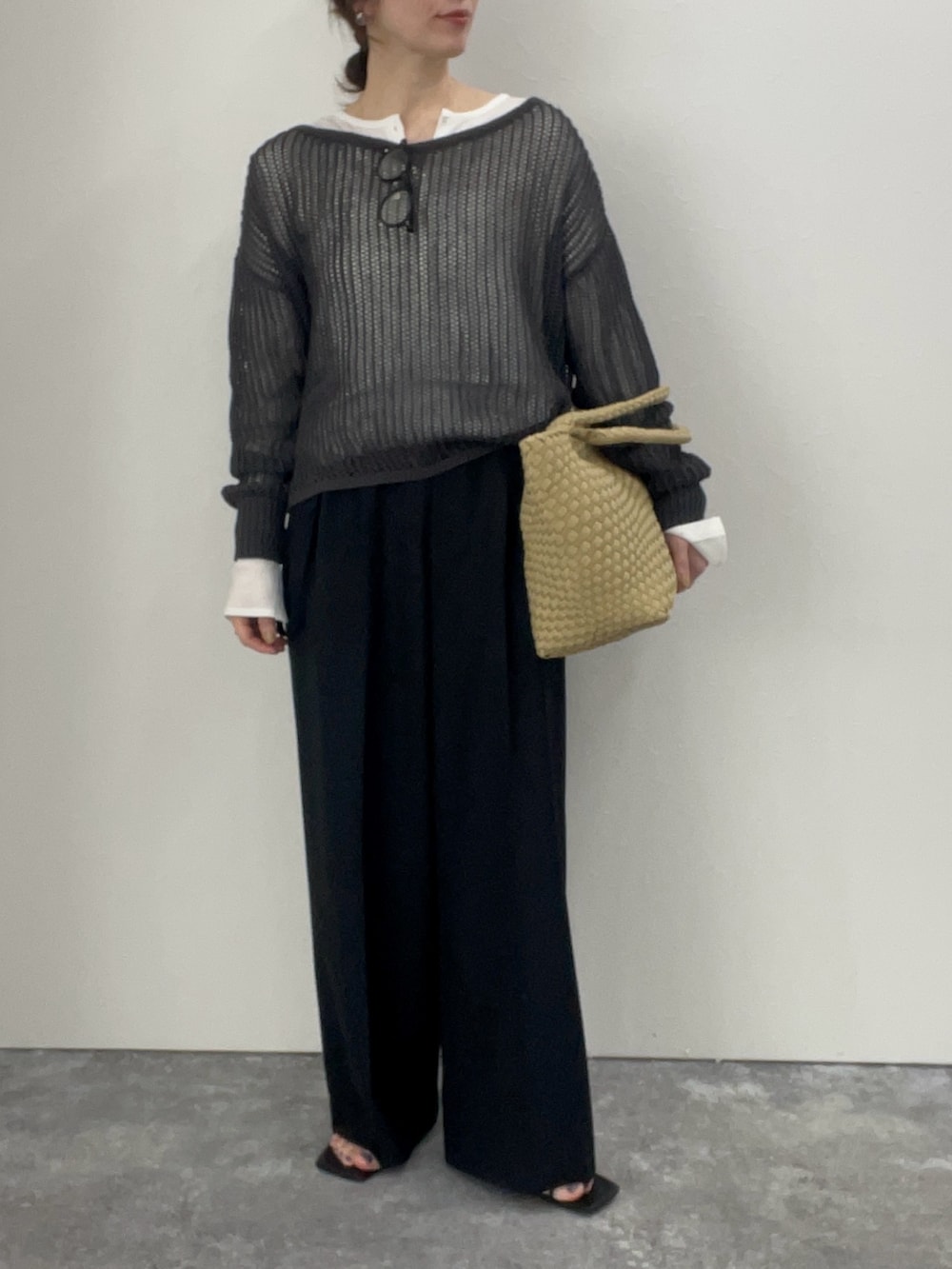「ロンT、シアートップス、大人カジュアルコーデ、大人コーデ、モノトーン、春服コーデ、ラフコーデ、ノーリーズ、レイヤードスタイル、メッシュニット、メッシュバッグ、メッシュトップス、ヘンリーネック、めがね、メガネ女子」｜「NOLLEY’Sのカシミヤシルクヘンリー2WAYプルオーバーカットソー（Tシャツ/カットソー、ホワイト系）」を使った、yuko yamaguchiさん（レディース・158cm）の春コーディネートの4枚目の写真