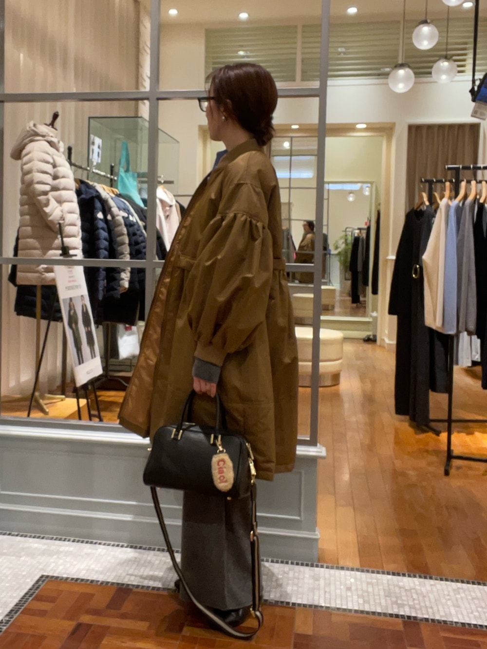 イエロー系のその他アウター、ブルー系のシャツ/ブラウス、グレー系のカーディガン/ボレロを着用したレディースの冬コーディネートの5枚目の写真