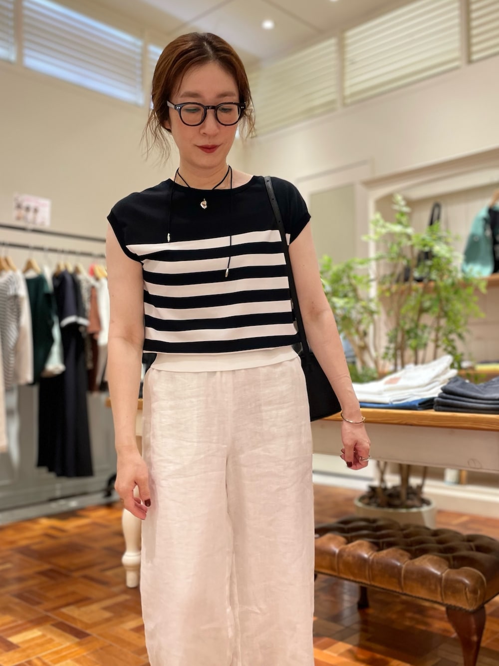「モノトーン、モノトーンコーデ、リネン、リネンパンツ、大人カジュアル、大人コーデ、大人女子、大人かわいい、パンツスタイル、パンツ、パンツコーデ、夏、旅行、旅行コーデ、リラックススタイル」｜「NOLLEY’Sのニュアンスプレートネックレス（ネックレス、シルバー系）」を使った、yuko yamaguchiさん（レディース・158cm）の夏コーディネートの8枚目の写真