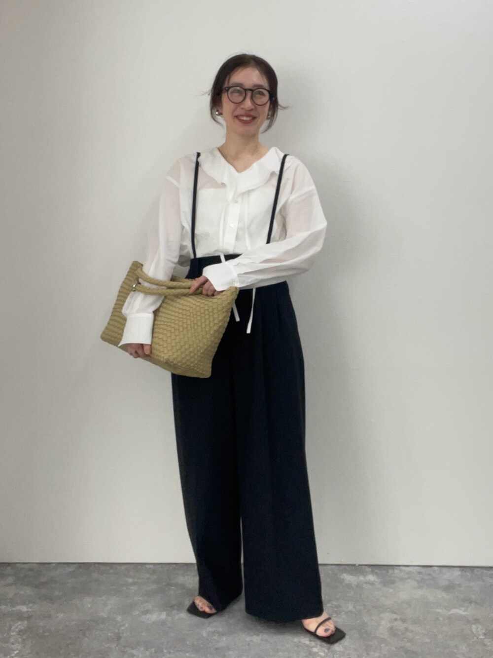 ホワイト系のシャツ/ブラウス、ブラック系のその他パンツ、ベージュ系のトートバッグを着用したレディースの冬コーディネートの3枚目の写真