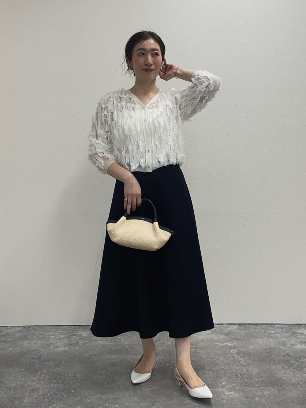 「きれいめカジュアル、キレイめ、きれいめ、キレイめコーデ、フレアスカート、スカート、スカートスタイル、スカートコーデ、ノーリーズ、カーディガン、ジャガード、シンプル、シンプルコーデ、シンプルスタイル」｜「NOLLEY’Sの《手洗い可能》カットフリンジ2WAYカーディガン（カーディガン/ボレロ、ホワイト系）」を使った、yuko yamaguchiさん（レディース・158cm）の冬コーディネートの4枚目の写真
