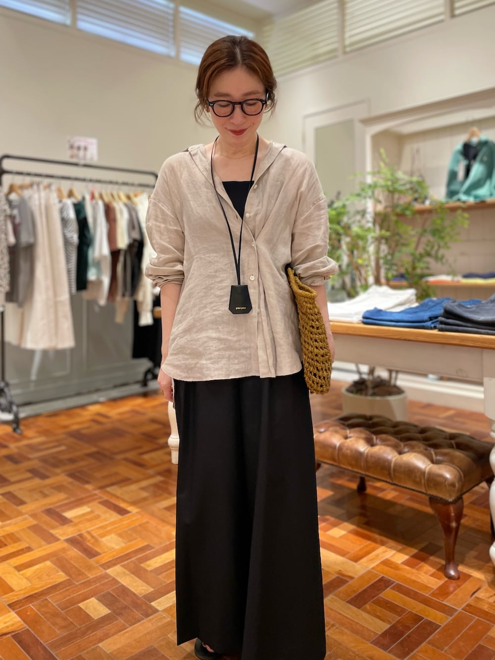 「大人カジュアル、大人コーデ、大人女子、リラックススタイル、リラックス、ワイドパンツ、ワイドシルエット、リネン、リネンシャツ、ベージュ、カジュアル、カジュアルコーデ、旅行コーデ、旅行」｜「NOLLEY’Sの【WEB STAFF恵☆別注カラーあり】《セットアップ対応》MY STANDARD リネンシャツ（シャツ/ブラウス、ベージュ系）」を使った、yuko yamaguchiさん（レディース・158cm）の夏コーディネートの4枚目の写真