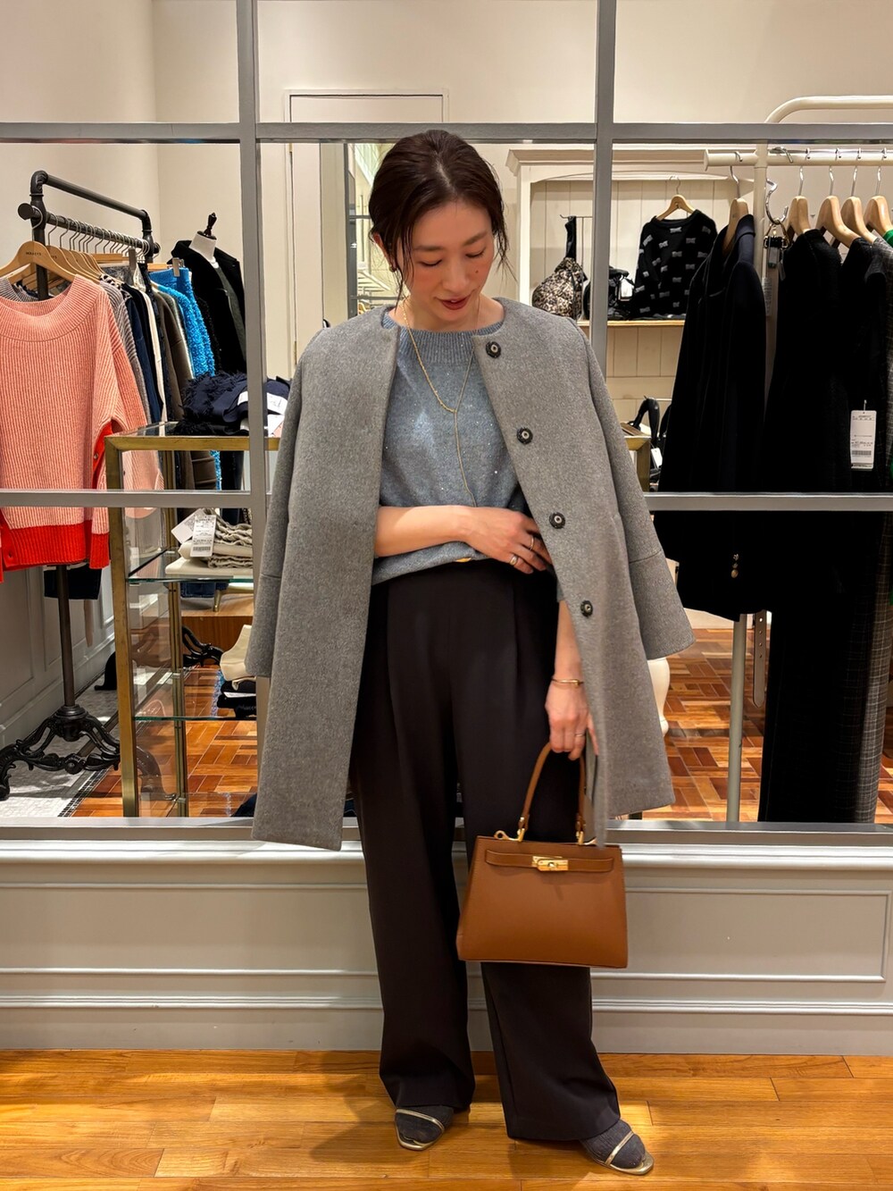 「冬コーデ、シンプルスタイル、秋冬コーデ、グレー、シンプルコーデ、お出かけコーデ、ニットコーデ、キレイめコーデ、ノーリーズ、ノーカラーコート、大人コーデ」｜「NOLLEY’Sのカシミヤ混ビジューブローチ付きコート（ノーカラーコート、グレー系）」を使った、yuko yamaguchiさん（レディース・158cm）の冬コーディネートの7枚目の写真