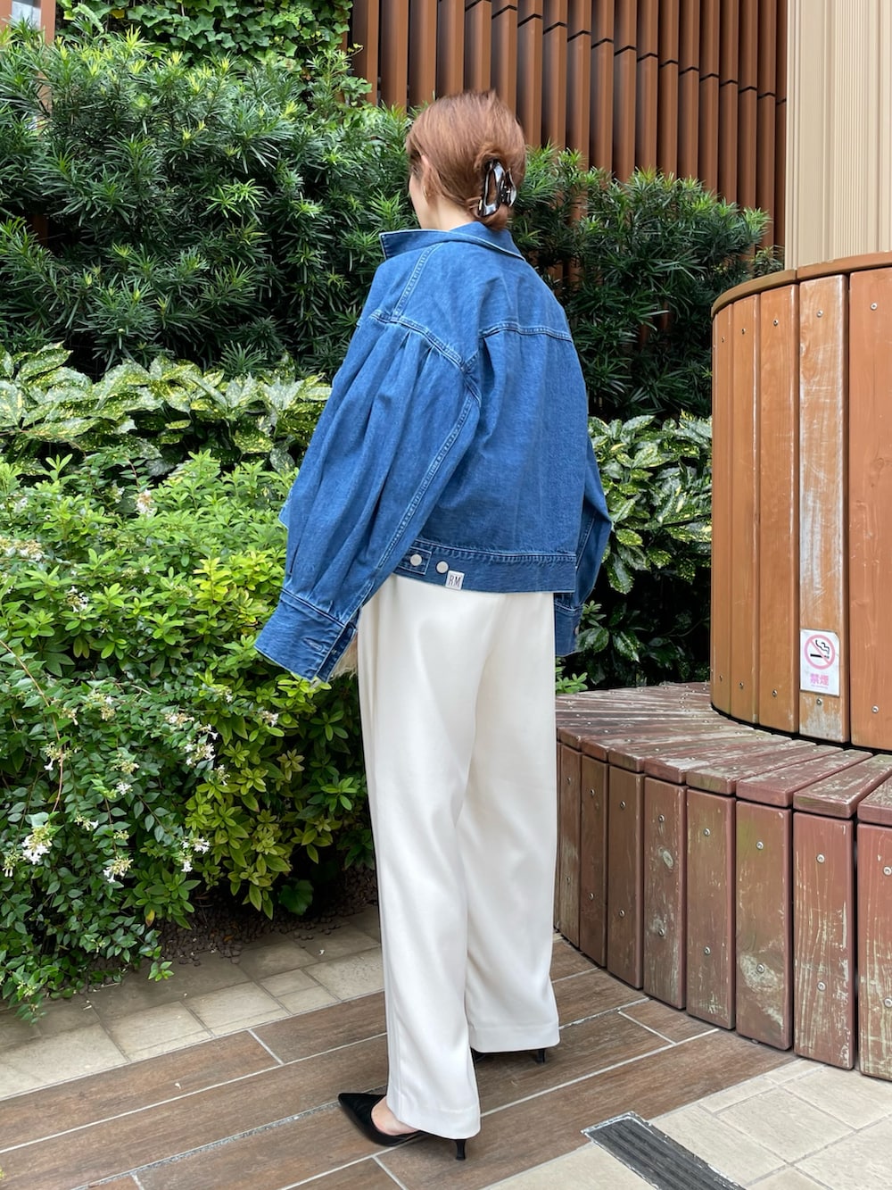 ブルー系のデニムジャケット、ベージュ系のショルダーバッグ、ホワイト系のその他パンツを着用したレディースの秋コーディネートの8枚目の写真