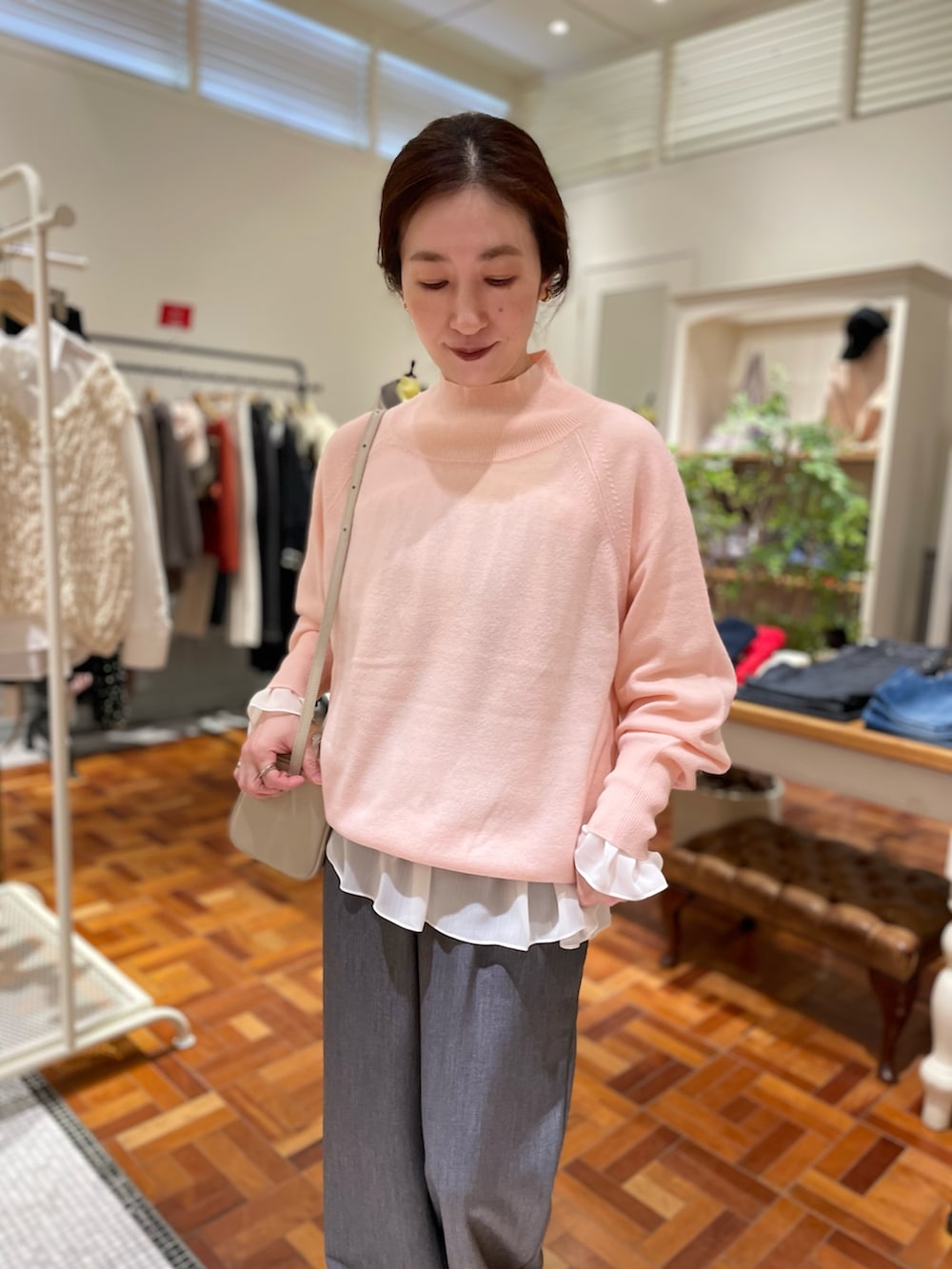 ピンク系のニット/セーター、ホワイト系のショルダーバッグ、ホワイト系のシャツ/ブラウスを着用したレディースの冬コーディネートの8枚目の写真