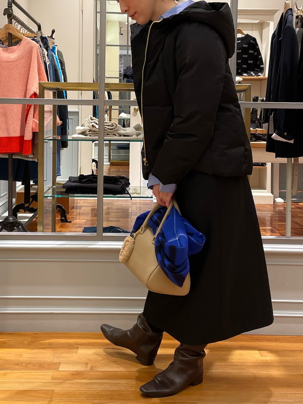 「ダウンジャケット、ダウンコート、ショートダウン、クリスマスに着たい服、ワンピース、ジャンバースカート、ブラックコーデ、ストール、チェックストール、ブルー×ブラック、冬コーデ、冬アウター、冬のコーデ、ノーリーズ、大人カジュアル」|「NOLLEY’SのMY STANDARDシャツ(シャツ/ブラウス、ブルー系)」を使った、yuko yamaguchiさん(レディース・158cm)の冬コーディネートの5枚目の写真