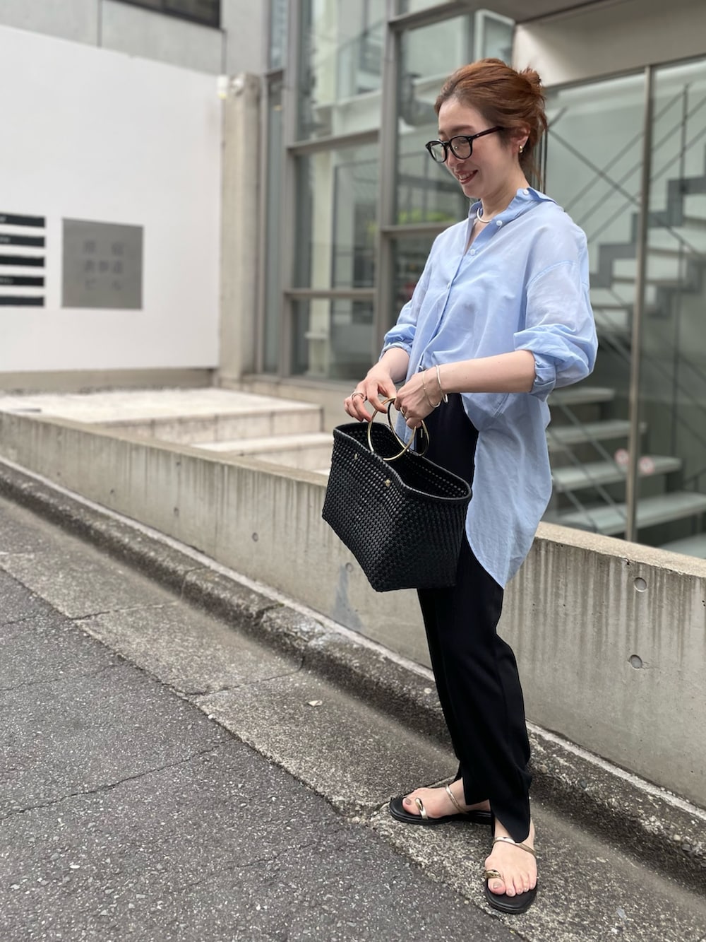 「ブルーシャツ、ブルー、シアートップス、シアー、シアーシャツ、ジョガーパンツ、ノーリーズ、大人カジュアル、大人コーデ、大人、大人女子、夏、初夏コーデ」｜「NOLLEY’Sの◇【WEB限定】MY STANDARD シアーシャツ（シャツ/ブラウス、ブルー系）」を使った、yuko yamaguchiさん（レディース・158cm）の春コーディネートの6枚目の写真