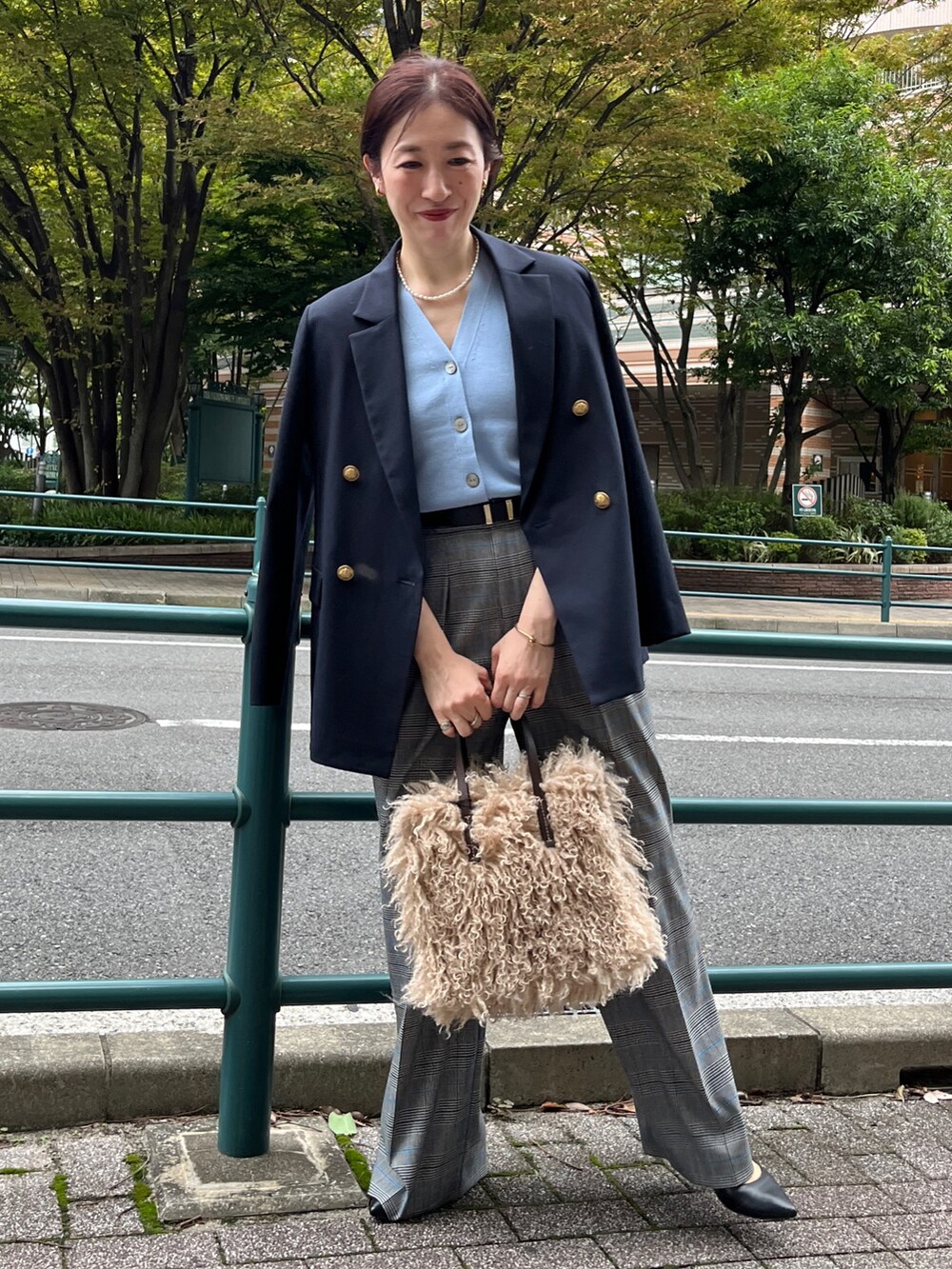 「紺ブレ、ジャケット、ジャケットスタイル、ジャケットコーデ、サックスブルー、シンプルスタイル、オトナ女子、きれいめコーデ、パンツコーデ、ノーリーズ」｜「NOLLEY’Sの淡水パールネックレス（ネックレス、ホワイト系）」を使った、yuko yamaguchiさん（レディース・158cm）の冬コーディネートの10枚目の写真
