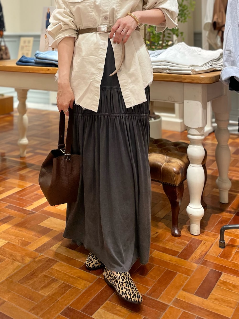 ホワイト系のシャツ/ブラウス、グレー系のワンピース、ブラウン系のショルダーバッグを着用したレディースの秋コーディネートの7枚目の写真