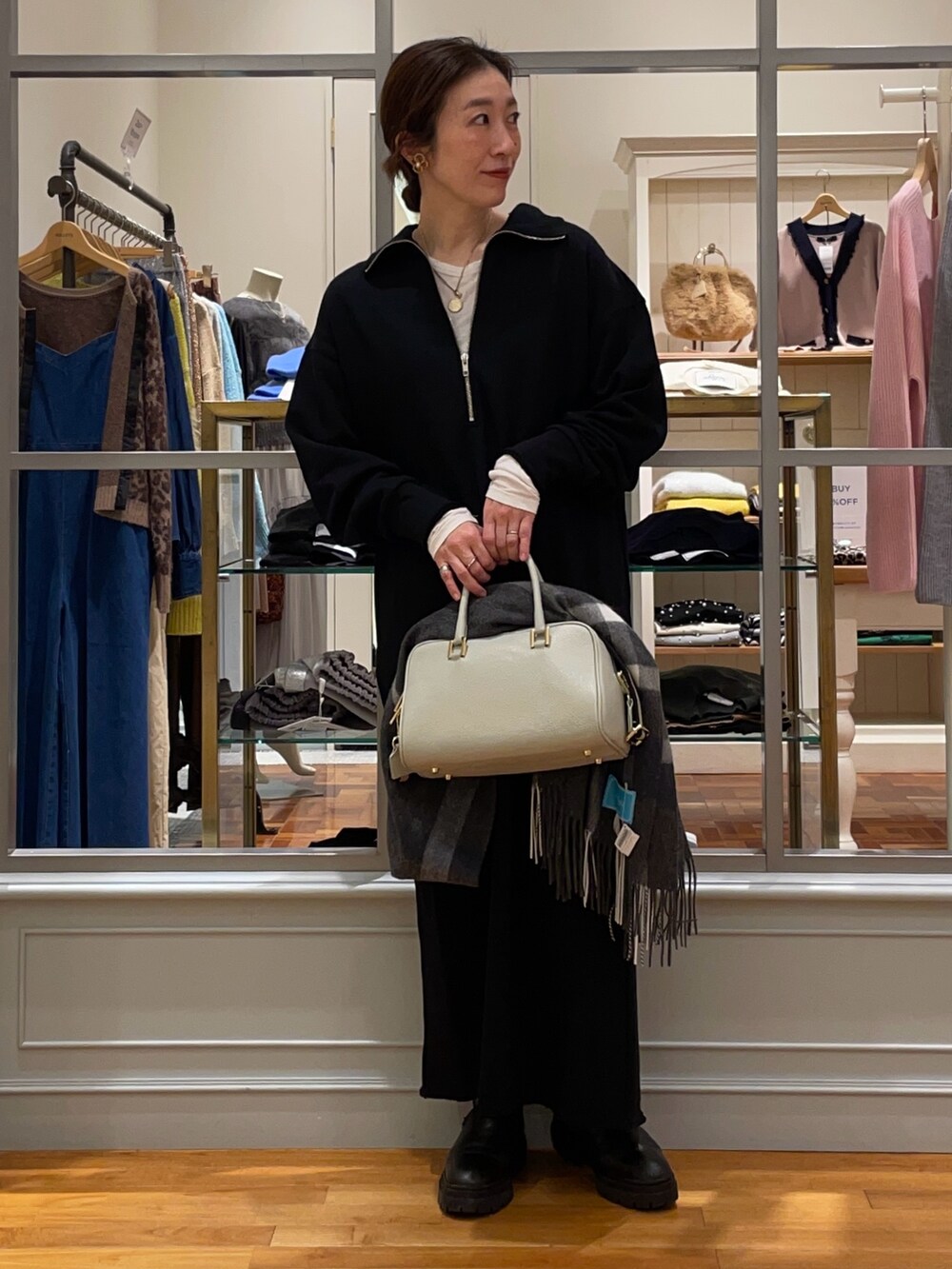 「ワンピース、スウエットワンピ、スウェット、スウェットワンピース、ハーフジップ、ノーリーズ、大人カジュアル、大人コーデ、大人女子、大人ファッション、春コーデ、レイヤードスタイル、重ね着、ロンT、カジュアル」｜「NOLLEY’Sの裏毛ハーフジップワンピース（ワンピース、ブラック系）」を使った、yuko yamaguchiさん（レディース・158cm）の冬コーディネートの5枚目の写真