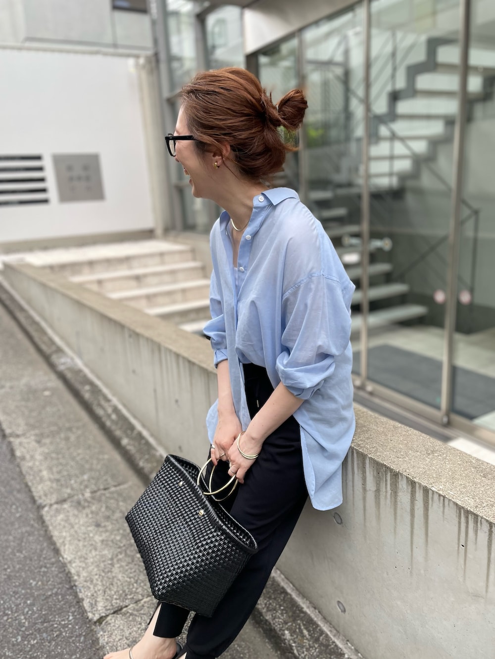「ブルーシャツ、ブルー、シアートップス、シアー、シアーシャツ、ジョガーパンツ、ノーリーズ、大人カジュアル、大人コーデ、大人、大人女子、夏、初夏コーデ」｜「NOLLEY’Sの◇【WEB限定】MY STANDARD シアーシャツ（シャツ/ブラウス、ブルー系）」を使った、yuko yamaguchiさん（レディース・158cm）の春コーディネートの8枚目の写真