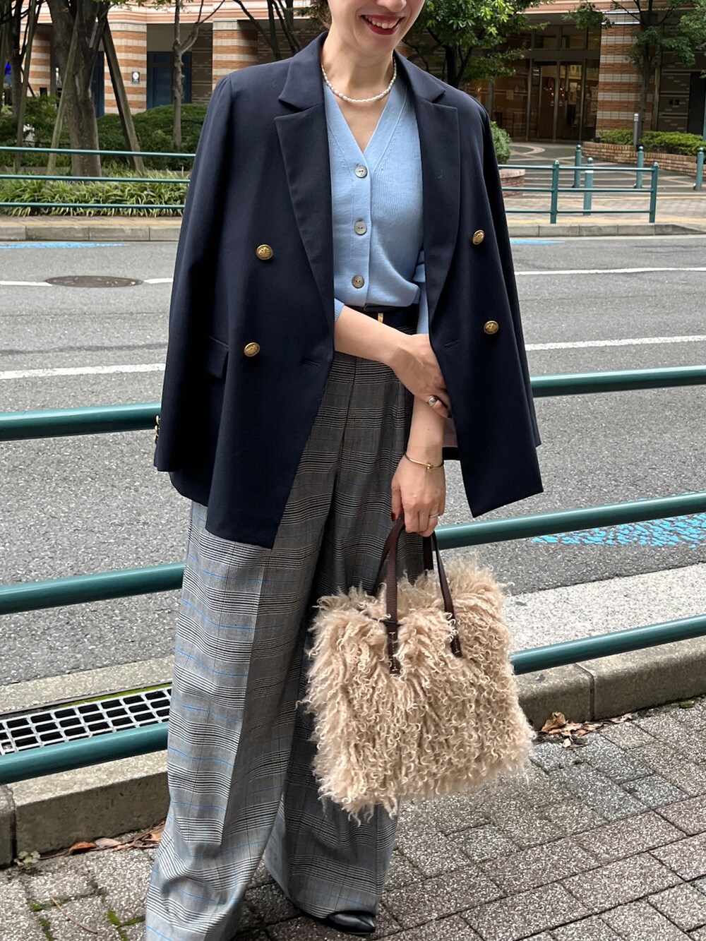 「紺ブレ、ジャケット、ジャケットスタイル、ジャケットコーデ、サックスブルー、シンプルスタイル、オトナ女子、きれいめコーデ、パンツコーデ、ノーリーズ」｜「NOLLEY’Sの淡水パールネックレス（ネックレス、ホワイト系）」を使った、yuko yamaguchiさん（レディース・158cm）の冬コーディネートの7枚目の写真