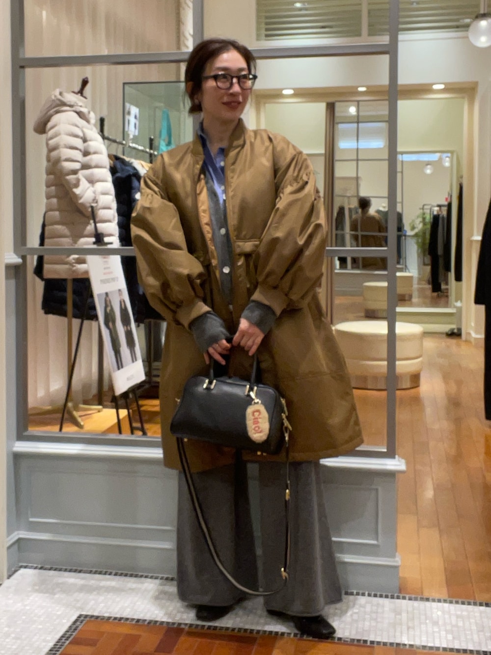 イエロー系のその他アウター、ブルー系のシャツ/ブラウス、グレー系のカーディガン/ボレロを着用したレディースの冬コーディネートの3枚目の写真