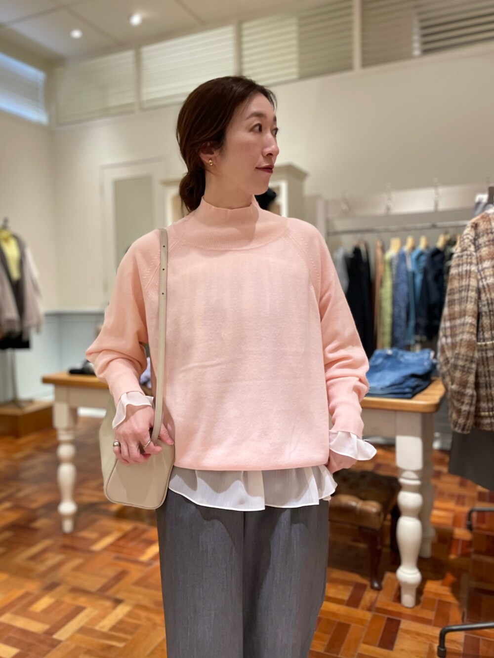 ピンク系のニット/セーター、ホワイト系のショルダーバッグ、ホワイト系のシャツ/ブラウスを着用したレディースの冬コーディネートの6枚目の写真