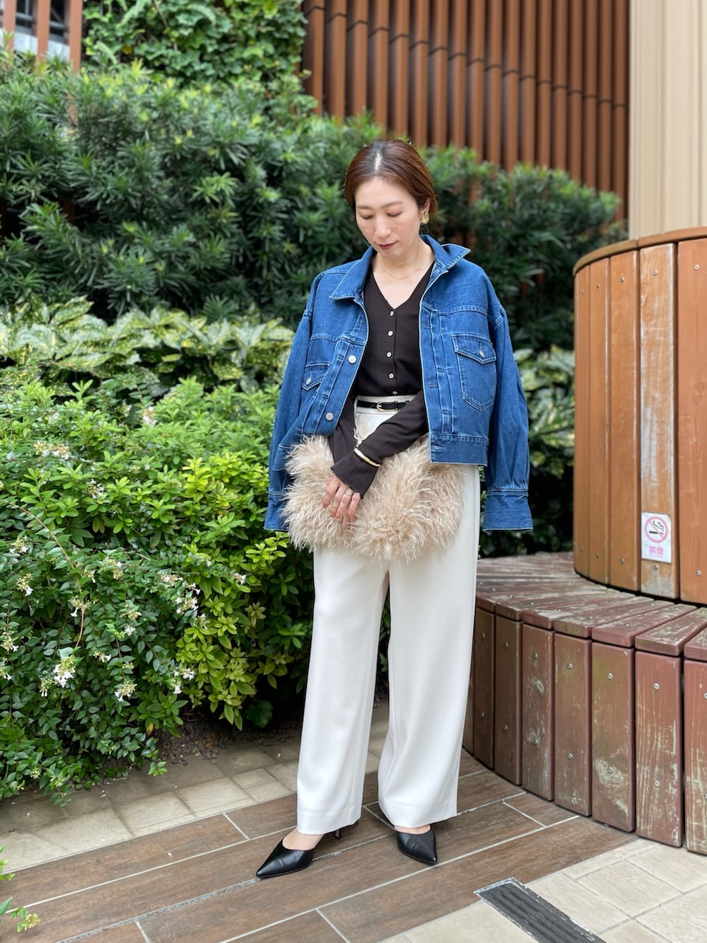 ブルー系のデニムジャケット、ベージュ系のショルダーバッグ、ホワイト系のその他パンツを着用したレディースの秋コーディネートの10枚目の写真