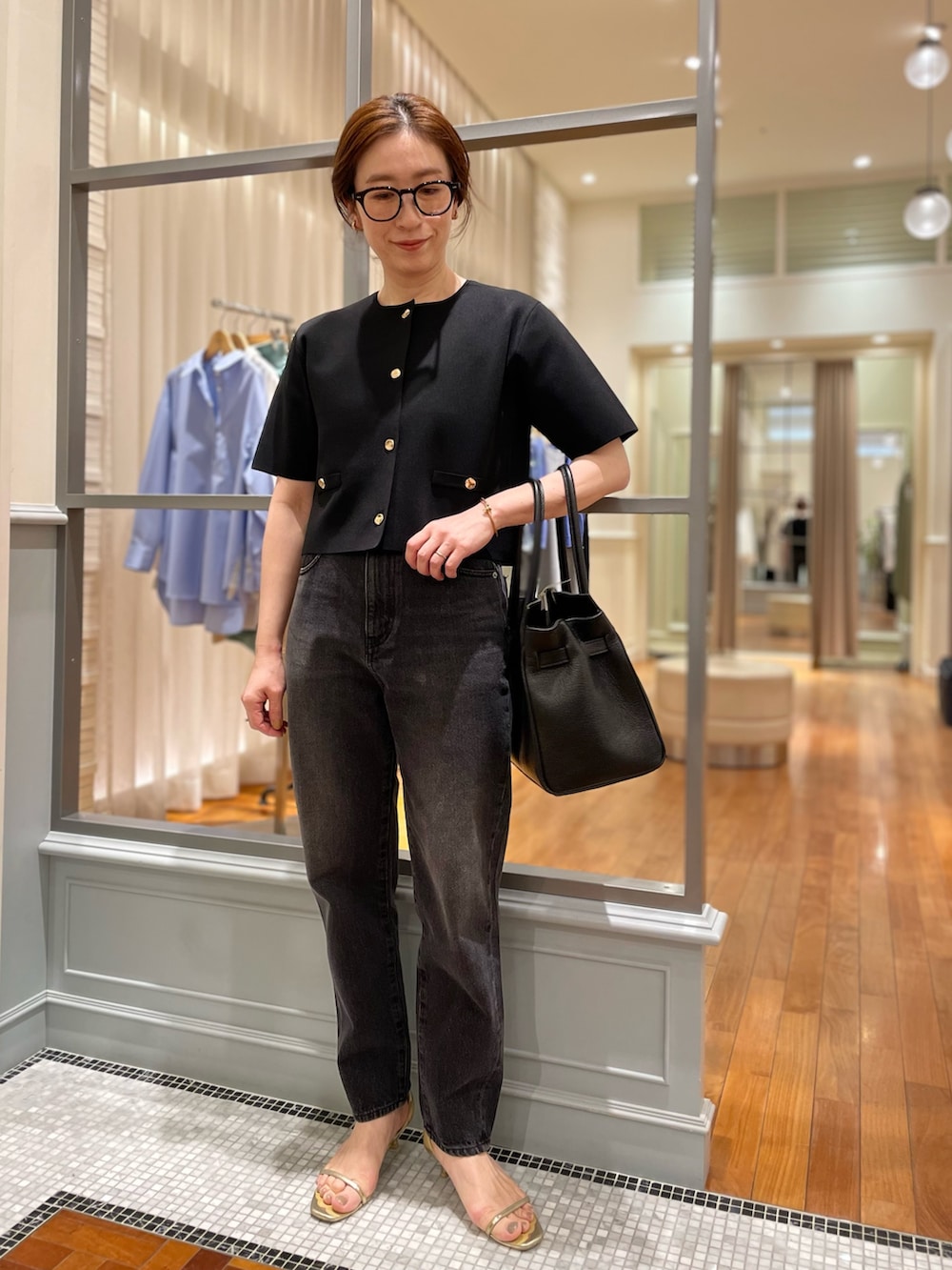 「ニットジャケット、ノーカラージャケット、クラシカル、春コーデ、春夏コーデ、春服、モノトーン、モノトーンコーデ、大人かわいい、大人カジュアル、ママコーデ、デニム、ブラックデニム、ブラックコーデ、NOLLEY'S」｜「NOLLEY’Sのボストンメガネ（メガネ、ブラック系）」を使った、yuko yamaguchiさん（レディース・158cm）の春コーディネートの4枚目の写真