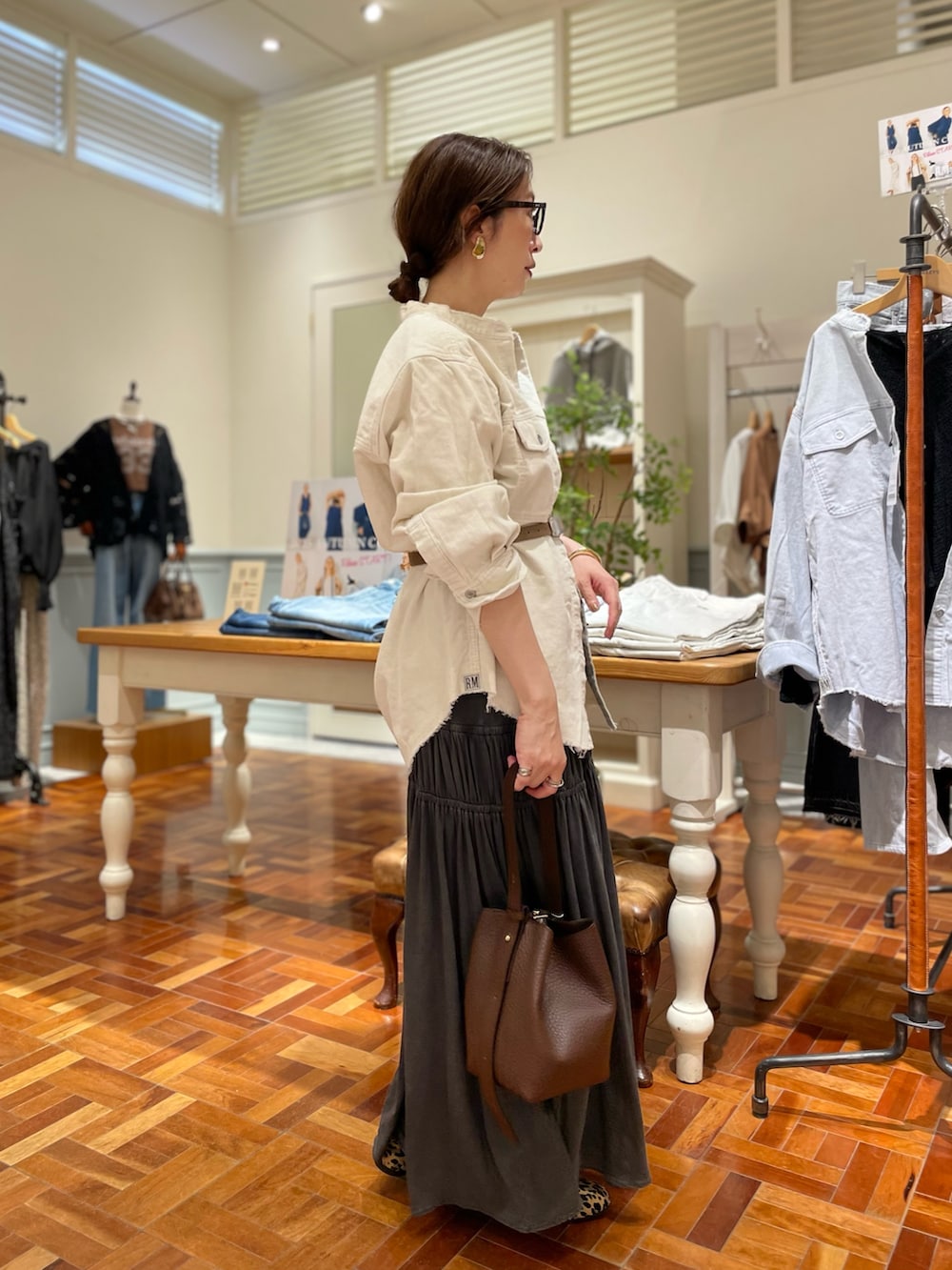 ホワイト系のシャツ/ブラウス、グレー系のワンピース、ブラウン系のショルダーバッグを着用したレディースの秋コーディネートの3枚目の写真