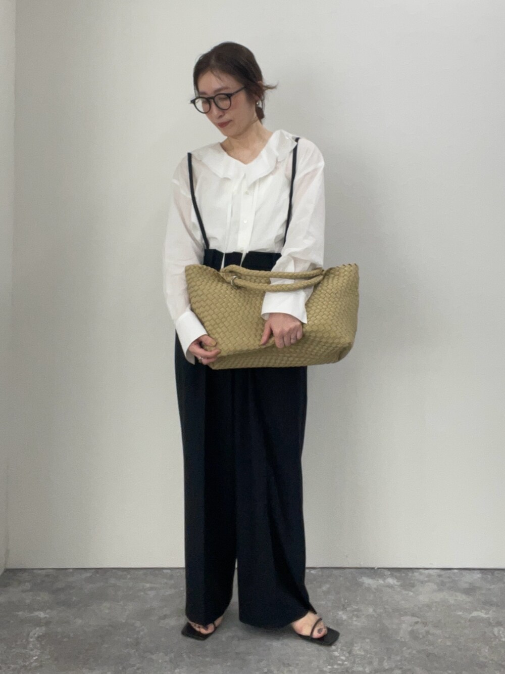 ホワイト系のシャツ/ブラウス、ブラック系のその他パンツ、ベージュ系のトートバッグを着用したレディースの冬コーディネートの8枚目の写真