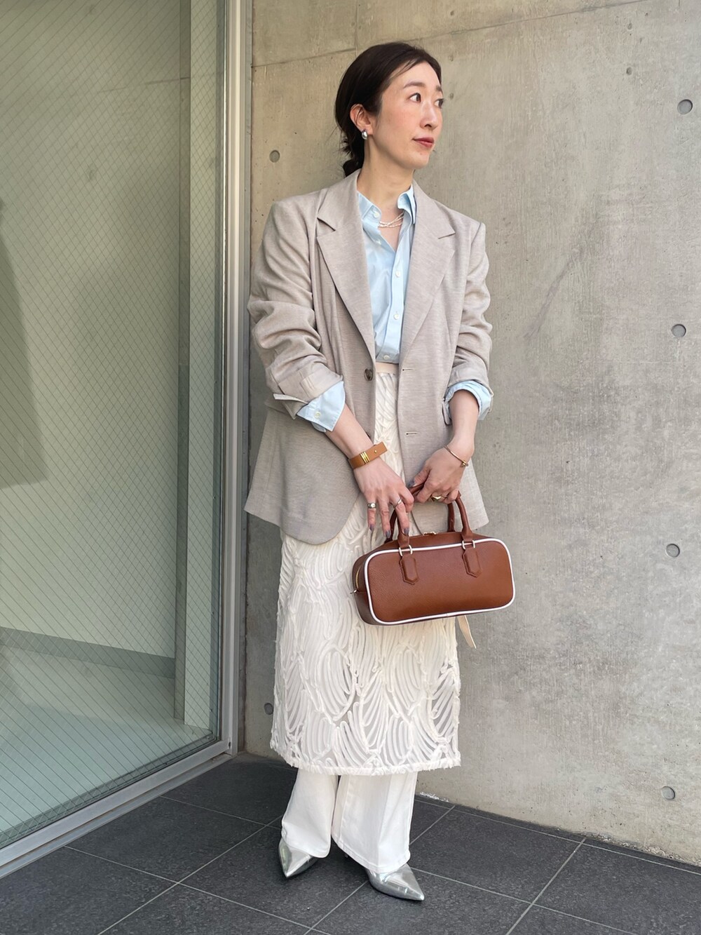 ブルー系のシャツ/ブラウス、ベージュ系のテーラードジャケット、ホワイト系のスカートを着用したレディースの冬コーディネートの5枚目の写真