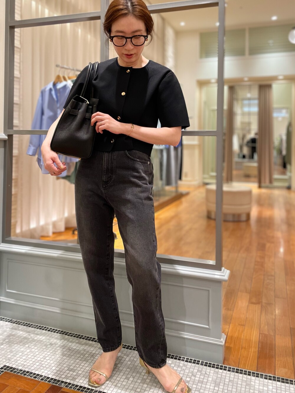 「ニットジャケット、ノーカラージャケット、クラシカル、春コーデ、春夏コーデ、春服、モノトーン、モノトーンコーデ、大人かわいい、大人カジュアル、ママコーデ、デニム、ブラックデニム、ブラックコーデ、NOLLEY'S」｜「NOLLEY’Sのボストンメガネ（メガネ、ブラック系）」を使った、yuko yamaguchiさん（レディース・158cm）の春コーディネートの5枚目の写真