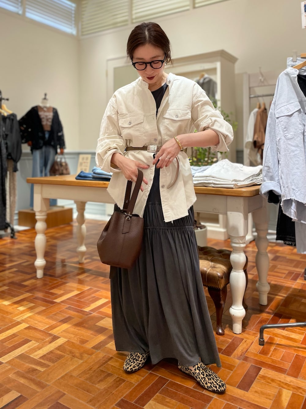 ホワイト系のシャツ/ブラウス、グレー系のワンピース、ブラウン系のショルダーバッグを着用したレディースの秋コーディネートの6枚目の写真