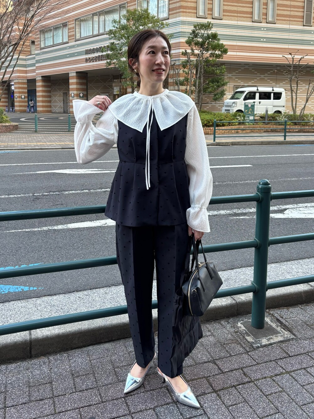 「卒入園コーデ、卒入学コーデ、卒入学、卒入、オケージョン、オケージョンスタイル、セレモニー、セレモニーコーデ、ノーリーズ、セットアップ、セットアップスタイル、襟付きトップス、ママコーデ、ママファッション」｜「NOLLEY’Sの楊柳ジャガード衿取り外しブラウス（シャツ/ブラウス、ホワイト系）」を使った、yuko yamaguchiさん（レディース・158cm）の冬コーディネートの2枚目の写真