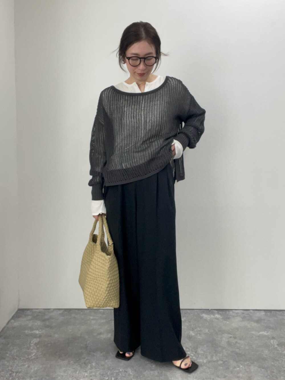 「ロンT、シアートップス、大人カジュアルコーデ、大人コーデ、モノトーン、春服コーデ、ラフコーデ、ノーリーズ、レイヤードスタイル、メッシュニット、メッシュバッグ、メッシュトップス、ヘンリーネック、めがね、メガネ女子」｜「NOLLEY’Sのカシミヤシルクヘンリー2WAYプルオーバーカットソー（Tシャツ/カットソー、ホワイト系）」を使った、yuko yamaguchiさん（レディース・158cm）の春コーディネートの6枚目の写真