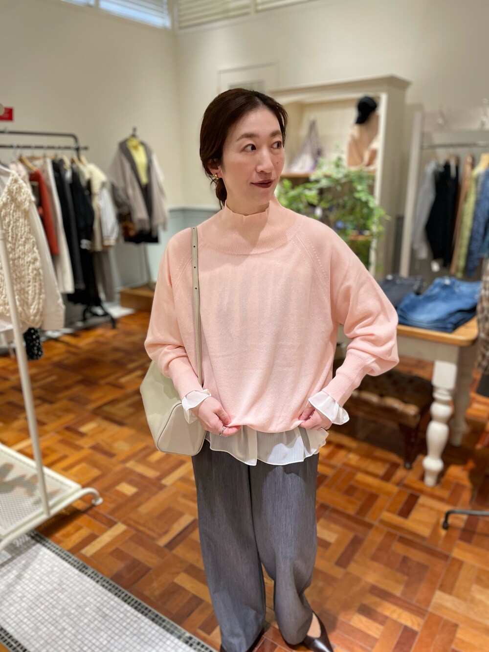 ピンク系のニット/セーター、ホワイト系のショルダーバッグ、ホワイト系のシャツ/ブラウスを着用したレディースの冬コーディネートの7枚目の写真