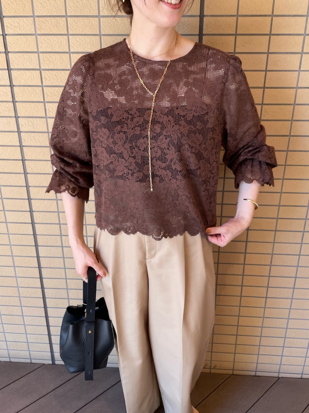 ブラウン系のシャツ/ブラウス、ベージュ系のその他パンツ、ブラック系のショルダーバッグを着用したレディースの秋コーディネートの8枚目の写真