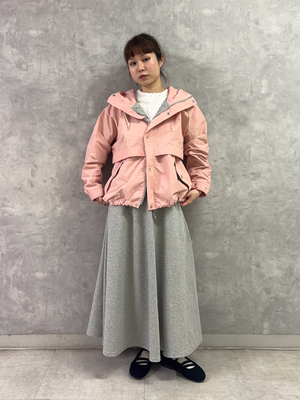 ホワイト系のTシャツ/カットソー、ブルー系のTシャツ/カットソー、ピンク系のテーラードジャケットを着用したレディースの春コーディネートの3枚目の写真