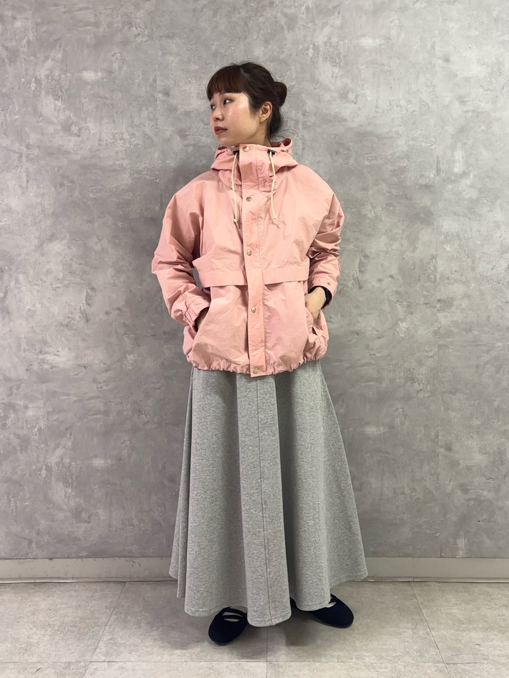 ホワイト系のTシャツ/カットソー、ブルー系のTシャツ/カットソー、ピンク系のテーラードジャケットを着用したレディースの春コーディネートの6枚目の写真