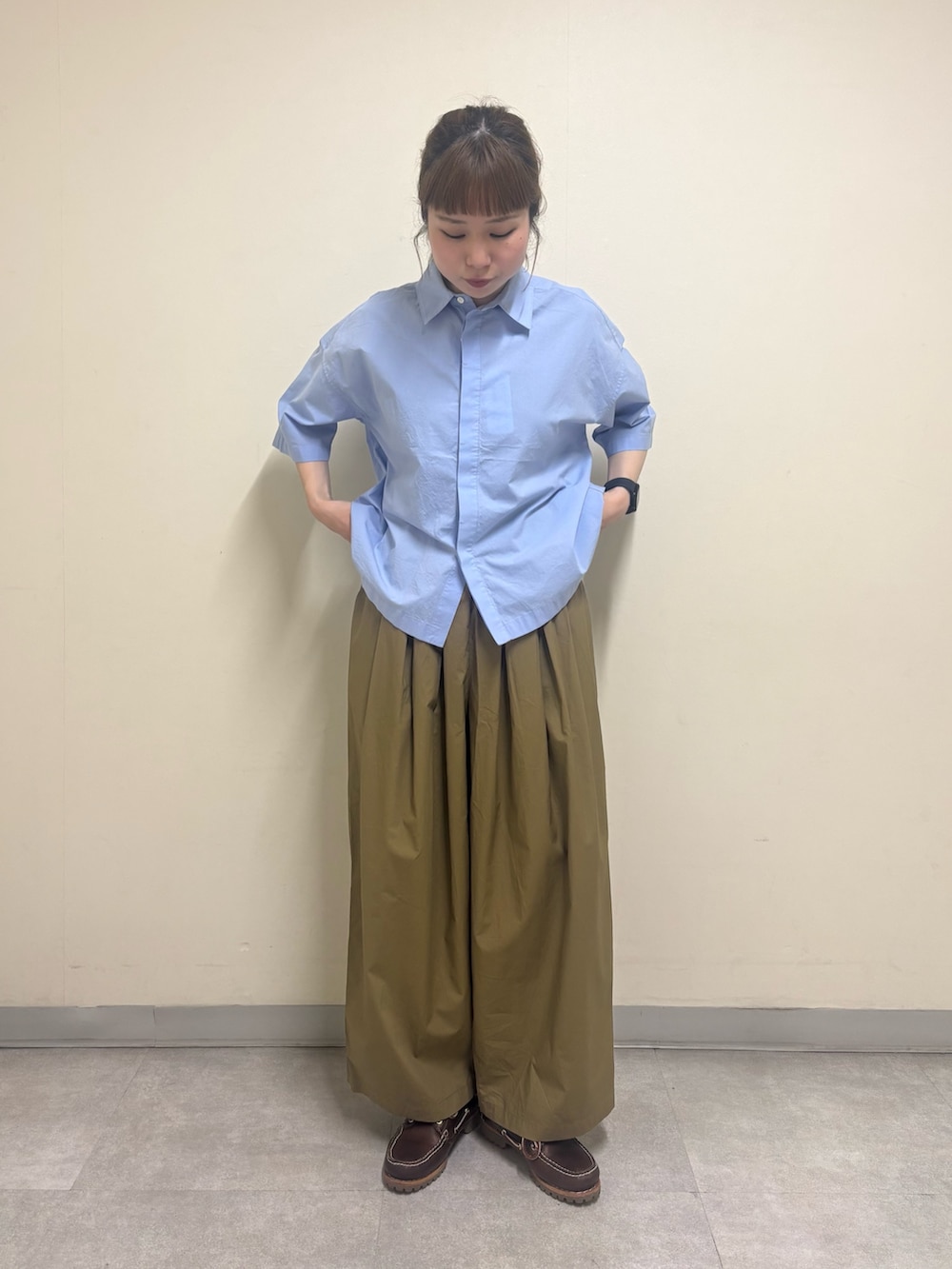 ブルー系のシャツ/ブラウス、ベージュ系のその他パンツを着用したレディースの夏コーディネートの2枚目の写真
