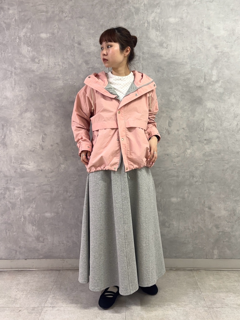 ホワイト系のTシャツ/カットソー、ブルー系のTシャツ/カットソー、ピンク系のテーラードジャケットを着用したレディースの春コーディネートの5枚目の写真